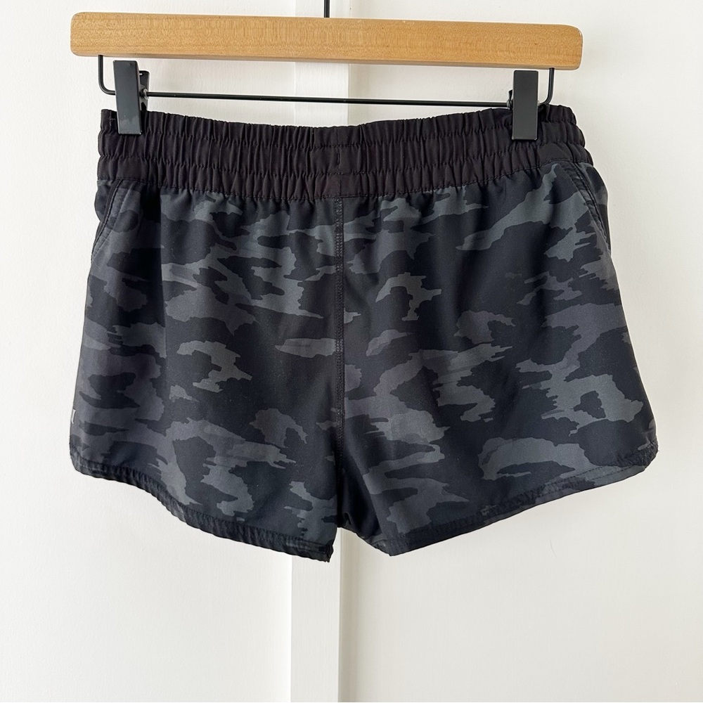 VUORI black camo clementine shorts - Picture 2 of 4